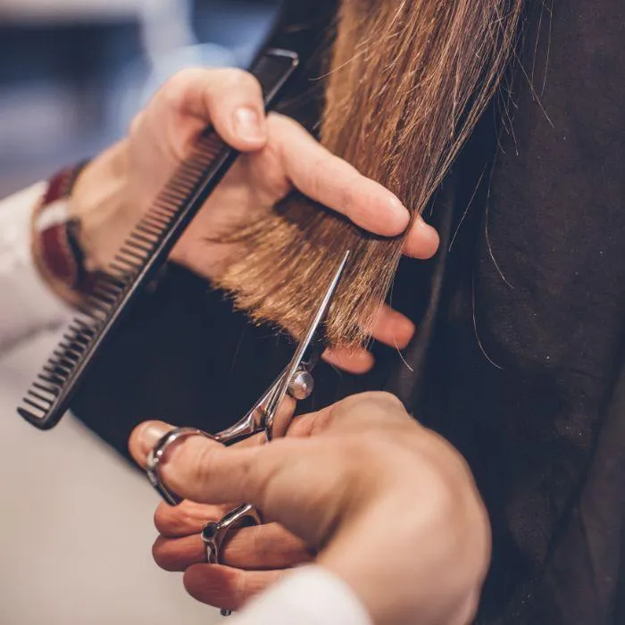 Dettaglio del taglio dei capelli con pettine e forbici